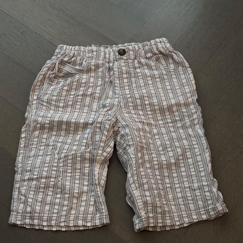 Boys light weight pull on shorts size 8 years